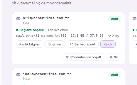 Bir posta kutusunun kartı: durum düğmesi, senkronize et, çöp kutusunu boşalt ve sil düğmeleri