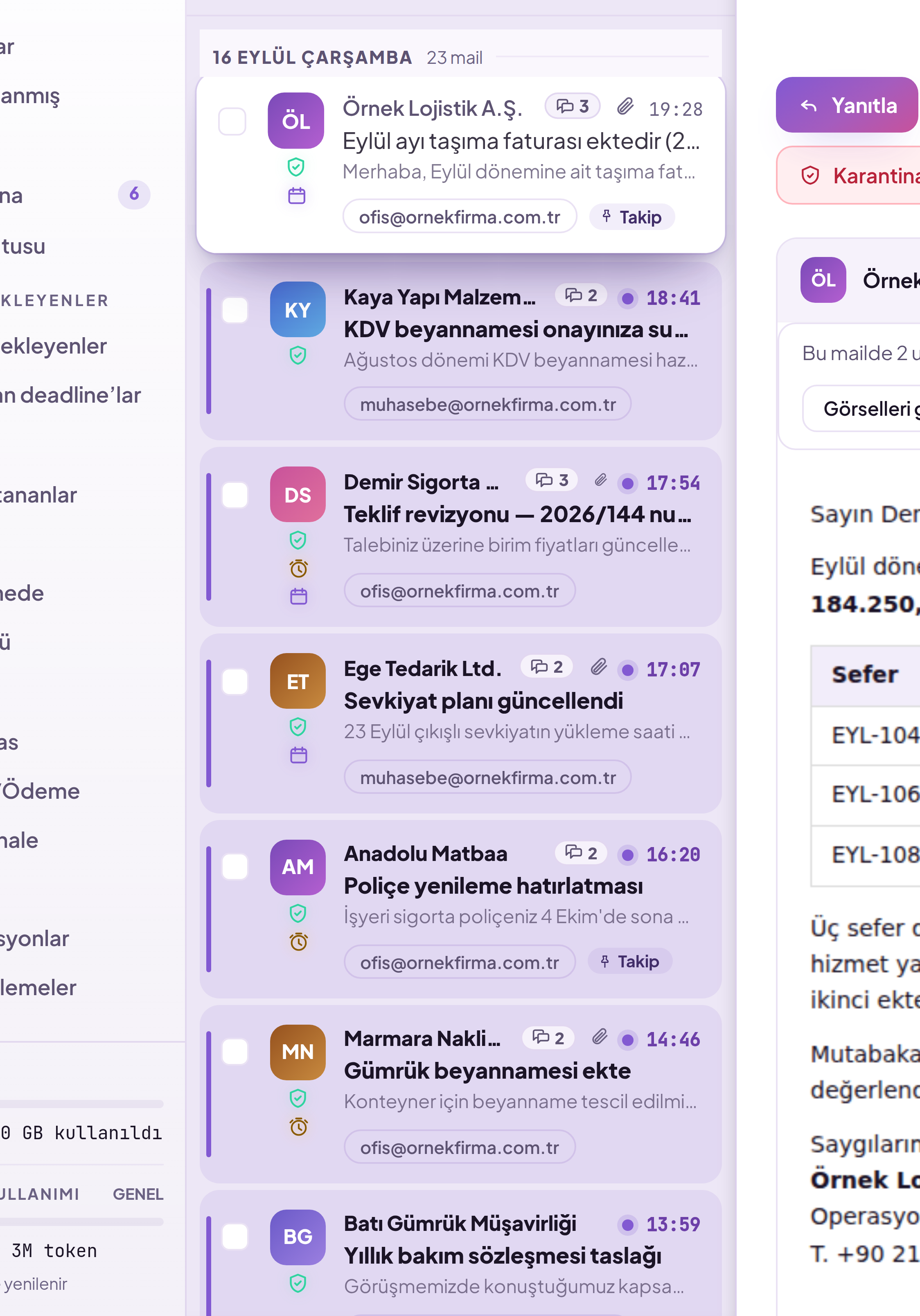 Mail listesindeki bir satır yakın planda: gönderen adının yanındaki güvenlik rozeti, içerik türü etiketi ve ek göstergesi